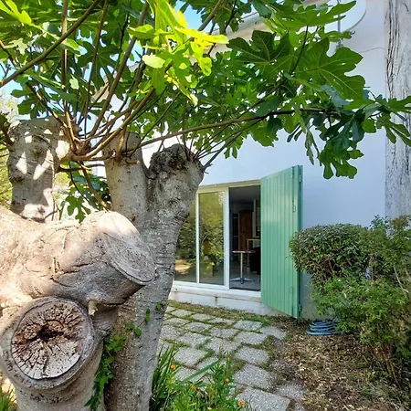 2 Bedroom Lovely In * Ле-Порт